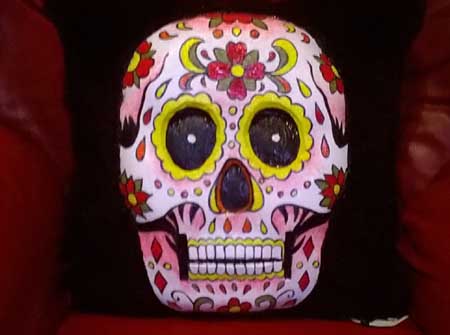 skull-cushion1.jpg